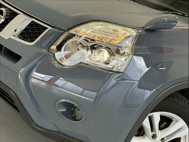 【HIDヘッドライト】非常に明るく前方を照らしてくれるので、悪天候や夜間の走行時も視界良好で安心してお乗りいただけます。