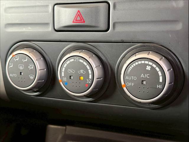 【オートエアコン】一度お好みの温度に設定すれば、車内の温度を検知し風量や温度を自動で調整。暑い…寒い…と何度もスイッチ操作をする必要はありません。快適な車内空間には必須の機能ですね♪