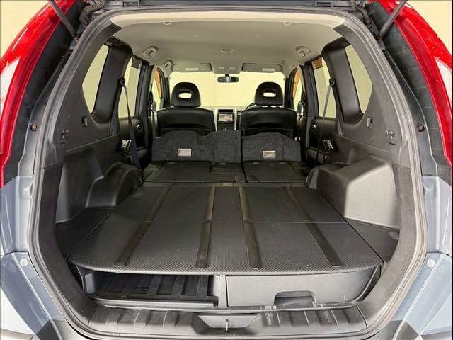 ラゲッジルームは、大容量のスペースを確保。普段のお買い物からレジャーまで、幅広く活躍してくれます！また、リアシートを倒すことでバリエーション豊かにお使いいただけます。