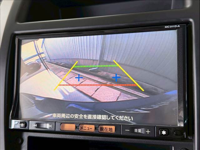 【バックカメラ】駐車時に後方がリアルタイム映像で確認できます。大型商業施設や立体駐車場での駐車時や、夜間のバック時に大活躍！運転スキルに関わらず、今や必須となった装備のひとつです！