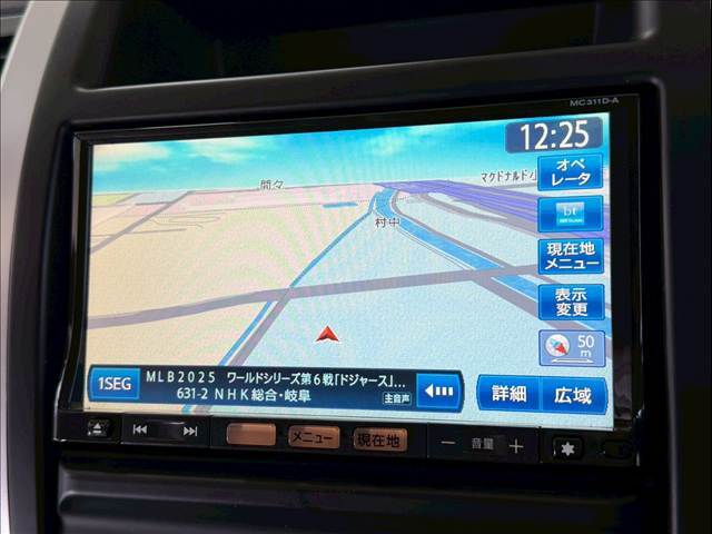 【純正ナビ】人気の純正ナビを装備しております。ナビの使いやすさはもちろん、オーディオ機能も充実！キャンプや旅行はもちろん、通勤や買い物など普段のドライブも楽しくなるはず♪