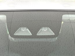 【スマートアシスト】走行中に前方の車両等を認識し、衝突しそうな時は警報とブレーキで衝突回避と被害軽減をアシスト。より安全にドライブをお楽しみいただけます。