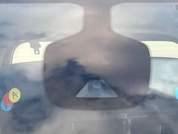 【インテリジェントエマージェンシーブレーキ】フロントカメラで前方の車両や歩行者を検知。衝突しそうな時は衝突被害軽減ブレーキが作動、衝突回避をサポート。より安全にドライブをお楽しみいただけます。