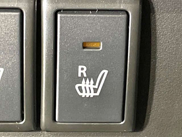 【シートヒーター】寒い日に重宝するシートヒーター！エアコンより早く温まってくれるので寒がりの人も安心ですね♪エアコンの温風は乾燥するから苦手、という方にもをおすすめです。