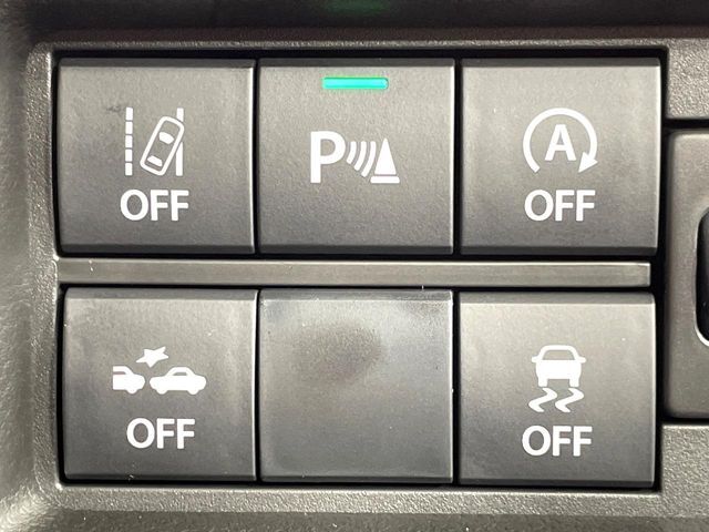 【リヤクロストラフィックアラート（RCTA）】駐車スペースから出る時に後方を横切ろうと接近してくる車両を検知しお知らせします。ショッピングモールなど大型商業施設の混雑した駐車場でも安心ですね♪