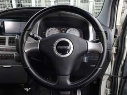 【純正ステアリング】手にしっかり馴染みとても運転しやすいハンドルです♪高級感もにじみ出ております☆