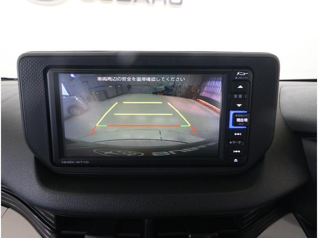 ■リヤビューカメラの映像です。ステアリング連動ガイドラインが、後退時の予想進路を表示し、運転のサポートを致します。