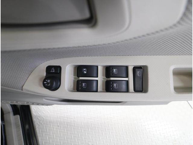 ■運転席ドアの操作しやすい位置にミラー操縦スイッチがついておりますので、ストレスなく自分のフィットする位置にセッティング頂けます。