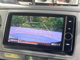 【バックカメラ】駐車時に後方がリアルタイム映像で確認できます。大型商業施設や立体駐車場での駐車時や、夜間のバック時に大活躍！運転スキルに関わらず、今や必須となった装備のひとつです！