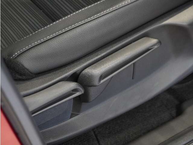 【ハイトアジャスター】レバーの上下操作だけで、座面を運転しやすい高さへ簡単に調節できます。