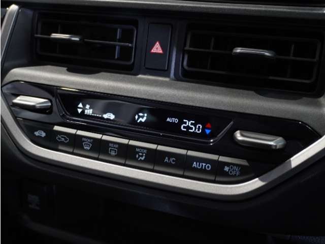 【オートエアコン】温度を設定すれば自動で快適な車内温度を保ちます。エアコン内部の高性能脱臭フィルターで車内のアレルゲンや花粉を除去。