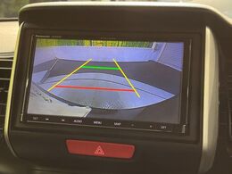 【バックカメラ】駐車時に後方がリアルタイム映像で確認できます。大型商業施設や立体駐車場での駐車時や、夜間のバック時に大活躍！運転スキルに関わらず、今や必須となった装備のひとつです！