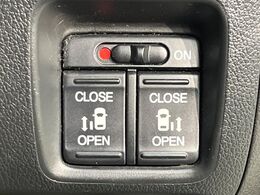 【両側パワースライドドア】スマートキーや運転席のスイッチで後席両側スライドドアの開閉が可能♪電動だから力を入れてドアを開ける必要が無く、小さなお子様でも簡単に開け閉めでき快適です♪