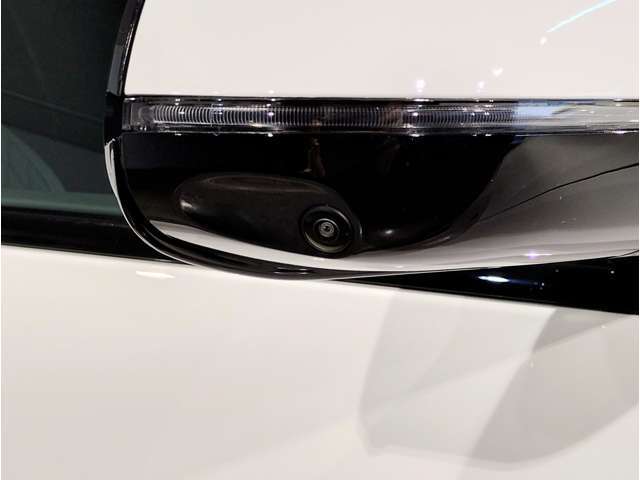 【BMWミラー】視認性の高いスタイリッシュなミラー。自動防眩機能も付いており夜間のドライビングをサポートします。