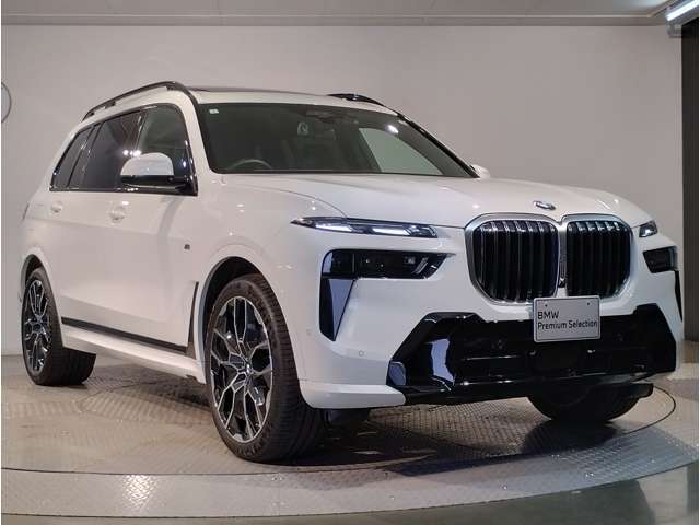 【50：50の重量配分】前後のタイヤにかかる車両重量を均等になる様に拘って設計。シャープで軽快なハンドリングを実現。ドライバーと車との一体感あるドライビングの歓びをご体感下さい！
