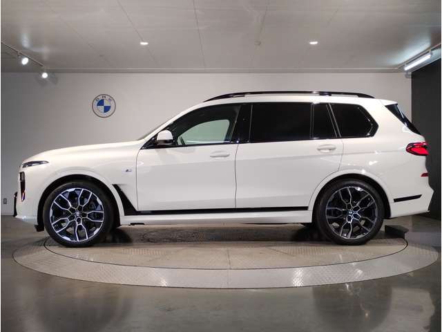 【拘りのFR】BMWが多く採用するFR車。ダイレクトでスポーティな加速感・シャープなハンドリングを実現。縦置きエンジンレイアウトにより、フラットで上質な乗り味です。