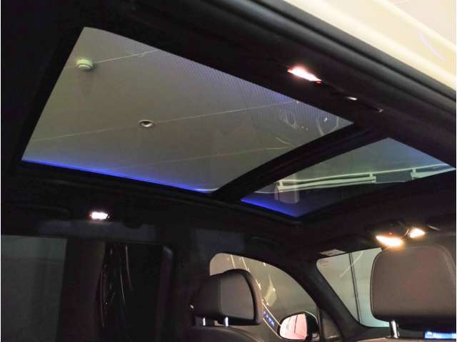 【サンルーフ】高級車のマストアイテムのガラス・サンルーフ。開放感のある室内空間を演出してくれます。