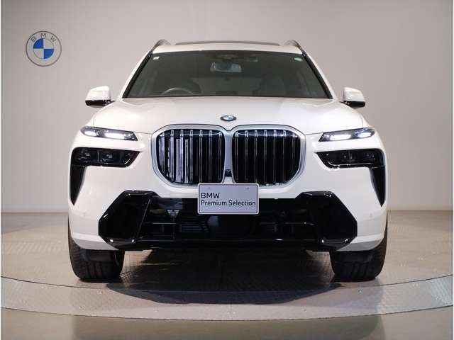 【キドニーグリル】BMWは約90年もの間、ほぼ全ての車両にひと目でBMWだと分かるこの特徴的なフロントグリルが備えられ、デザイン・アイコンとして親しまれてきました。