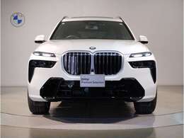 【キドニーグリル】BMWは約90年もの間、ほぼ全ての車両にひと目でBMWだと分かるこの特徴的なフロントグリルが備えられ、デザイン・アイコンとして親しまれてきました。