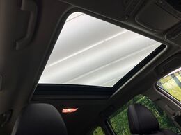【サンルーフ】開放感たっぷりの希少装備、サンルーフが装着されています！車内に明かりを取り入れたり景色を楽しむ以外にも、車内の空気も簡単に換気できて快適です！