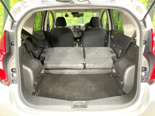 普段のお買い物や通勤、送迎等に十分な荷室スペースを確保しております。セカンドシートを倒すと、大きな荷物の積載も可能です♪