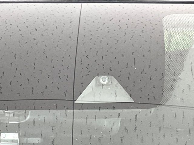 【エマージェンシーブレーキ】走行中に前方の車両等を認識し、衝突しそうな時は警報とブレーキで衝突回避と被害軽減をアシスト。より安全にドライブをお楽しみいただけます。