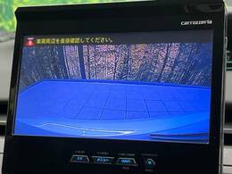 【バックカメラ】駐車時に後方がリアルタイム映像で確認できます。大型商業施設や立体駐車場での駐車時や、夜間のバック時に大活躍！運転スキルに関わらず、今や必須となった装備のひとつです！