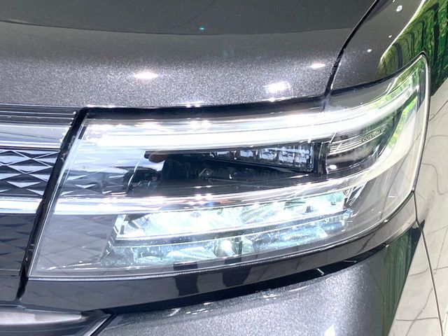 【LEDヘッドライト】悪天候や夜間走行時も良好な視界を確保し安心して運転できる高輝度LEDヘッドライトを装備！点灯速度が早く、消費電力も抑えられています。