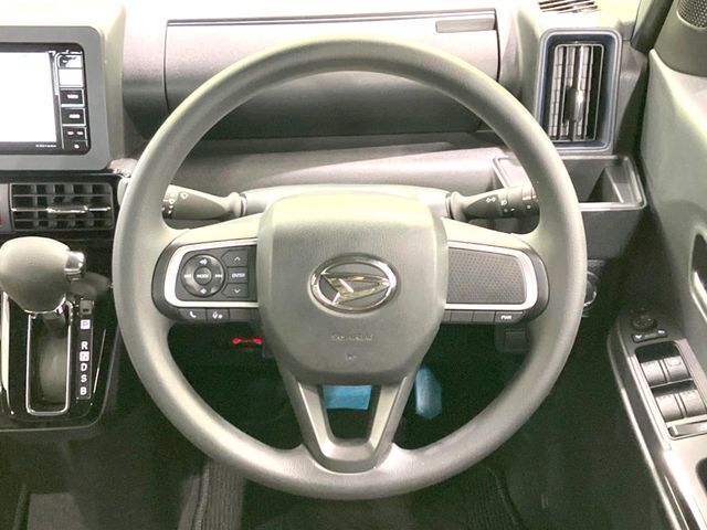 【ステアリングスイッチ】運転中、前方から目線をそらすことなく、オーディオ等の操作が可能な便利機能！安心＆快適なドライブを演出してくれます♪