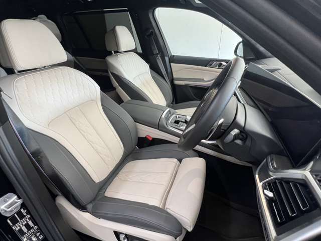 高額オプションのフルレザーメリノで、スポーティーな演出と上質な車内空間となっております。