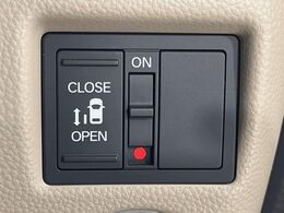 【パワースライドドア】スマートキーや運転席のスイッチでスライドドアの開閉が可能♪電動だから力を入れてドアを開ける必要が無く、小さいお子様でも、重い荷物を持っている時もラクに開け閉めできます♪