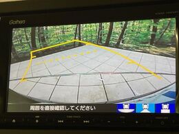 【バックカメラ】駐車時に後方がリアルタイム映像で確認できます。大型商業施設や立体駐車場での駐車時や、夜間のバック時に大活躍！運転スキルに関わらず、今や必須となった装備のひとつです！