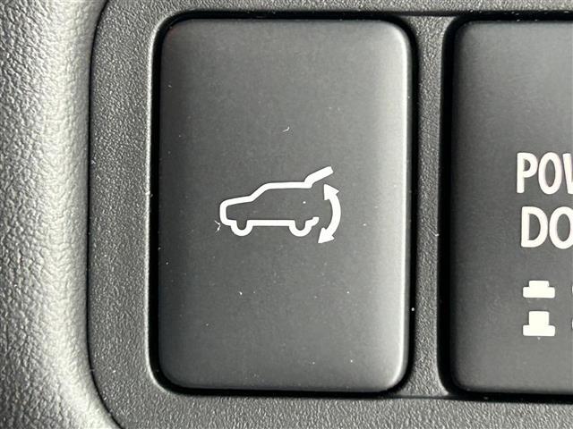 【　パワーバックドア　】荷物を抱えた状態でもスイッチ操作によるリアゲートの開閉が可能です☆お買い物時やアウトドアの際に役立ちますね♪