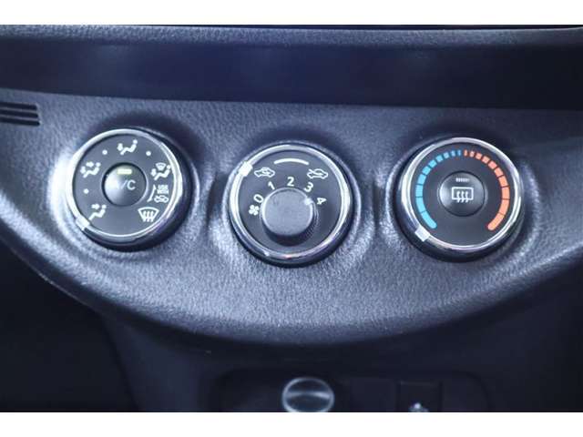 シンプルで使いやすい位置にスイッチがあるマニュアルエアコン搭載車です
