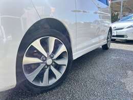 【純正ホイール】外観にマッチした純正アルミホイールを装着しております。