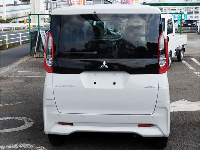 ＜展示場＞　　屋根付きの展示場の為、雨天時でも雨にも濡れず、ゆっくりお車をご覧いただけます。