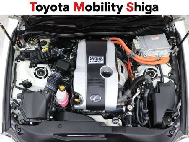 エンジンル-ムも綺麗に洗浄しております。ご納車時にはハイブリッドシステムに精通したメカニックがしっかり整備を行なった上でご納車致します。