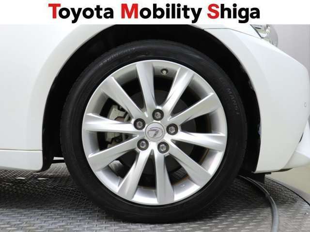 シンプルなデザインのレクサス純正アルミホイールです。