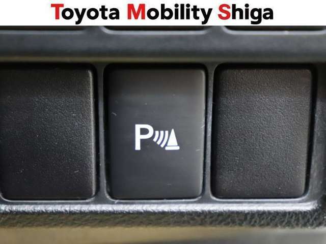 コ-ナ-センサ-を装備しております。車両前方・後方の各コ-ナ-に取り付けられたセンサ-が障害物を感知し、障害物の接近情報を知らせてくれる便利な機能です。