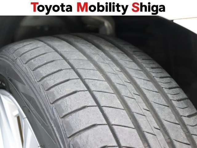 タイヤの残り溝は、4ミリです。