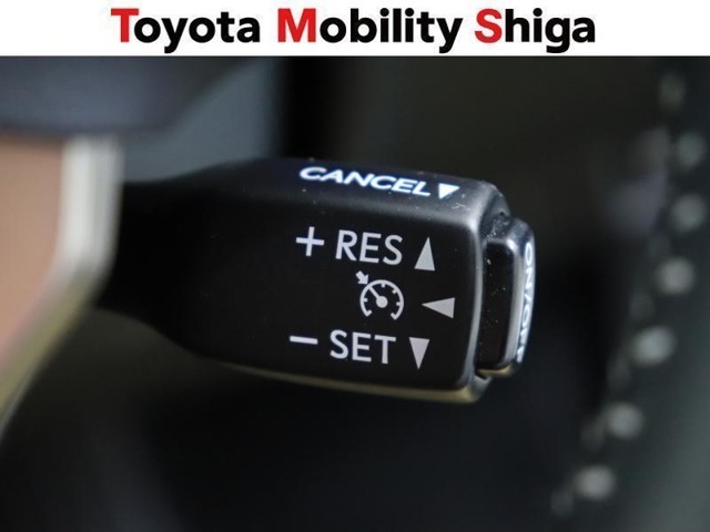 高速道路で便利なクル-ズコントロールも装備しております。速度を設定するとアクセルを離しても一定の速度で走行が可能な便利な機能です。