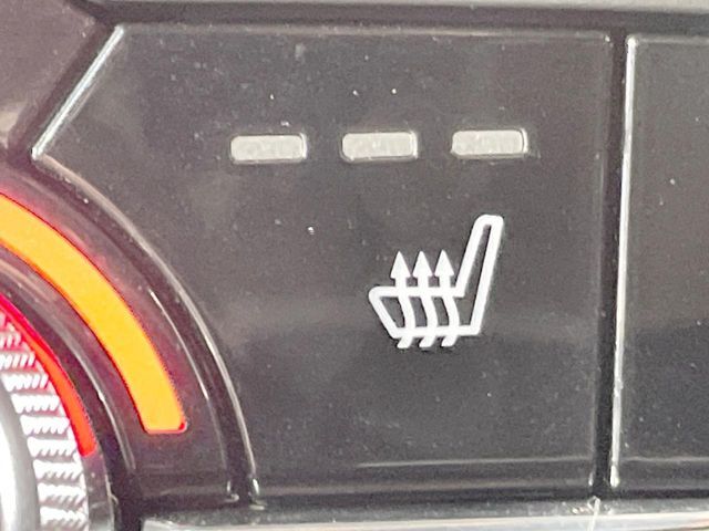 【シートヒーター】寒い日に重宝するシートヒーター！エアコンより早く温まってくれるので寒がりの人も安心ですね♪エアコンの温風は乾燥するから苦手、という方にもをおすすめです。