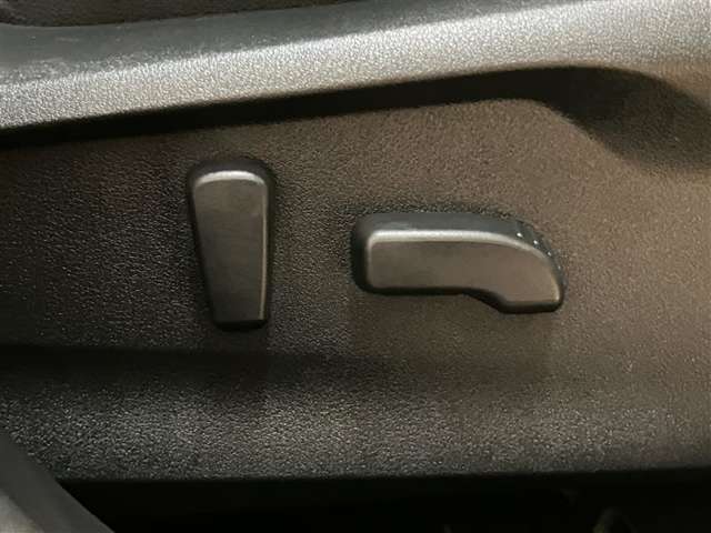 パワーシート搭載。微妙な調整が手軽にでき、ピッタリのポジションで運転することが可能です。