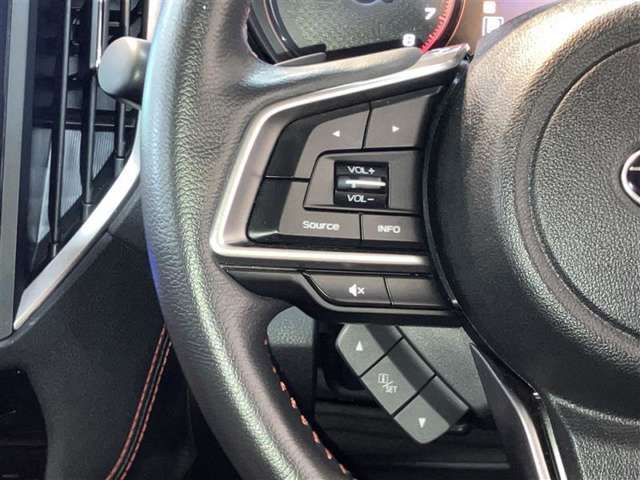 ステアリングスイッチで、安全運転！前方から目線を外さないように！