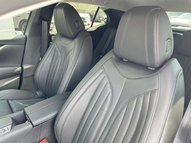・助手席：バサルトブラックレザーを使用したシート。運転席と同様のデザインです。※本車両は弊社納車整備センターにて展示中、ご覧になられる際は事前に当店までご連絡ください