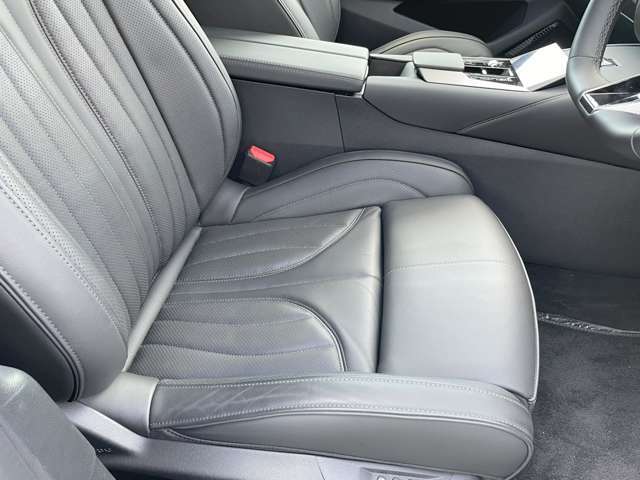 ・運転席：パワーシートになっており、メモリー機能も装備しています。運転席は、搭乗者に合わせて、ひざ裏の座面を前後に手動で調節可能です。