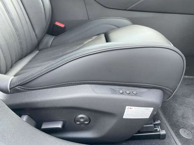 ・運転席：パワーシートだけでなくランバーサポートも付いているため、長距離ドライブ時の姿勢による疲労を和らげます。※本車両は弊社納車整備センターにて展示中、ご覧になられる際は事前に当店までご連絡ください