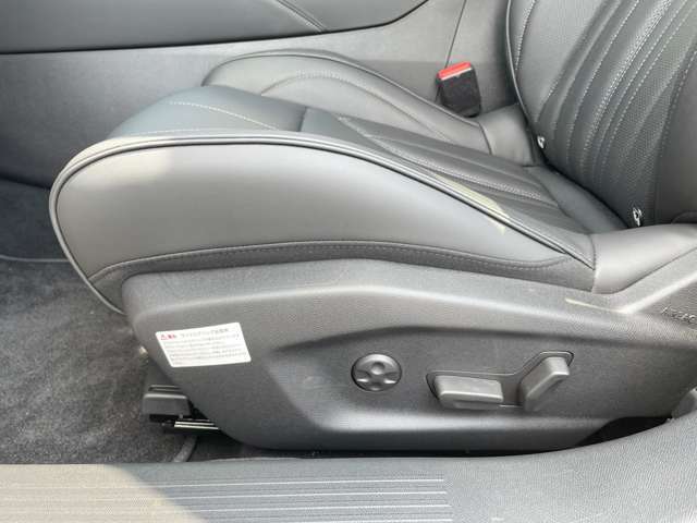 ・助手席：運転席と同様にパワーシート、ランバーサポート付。※本車両は弊社納車整備センターにて展示中、ご覧になられる際は事前に当店までご連絡ください