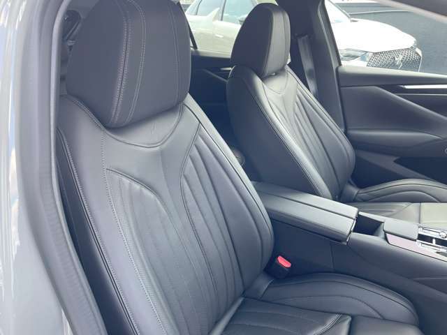 ・運転席：包まれるようなデザインのレザーシート。首元には、DSロゴのデザインが入っており、細かなステッチと合わさって、室内を彩るシートデザインになっています。