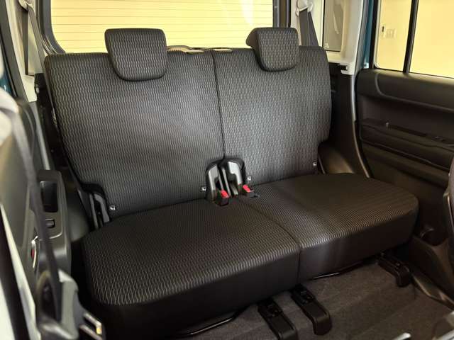 運転席に目が行きがちですが、後部座席もしっかり作り込まれている事が伺えますね。